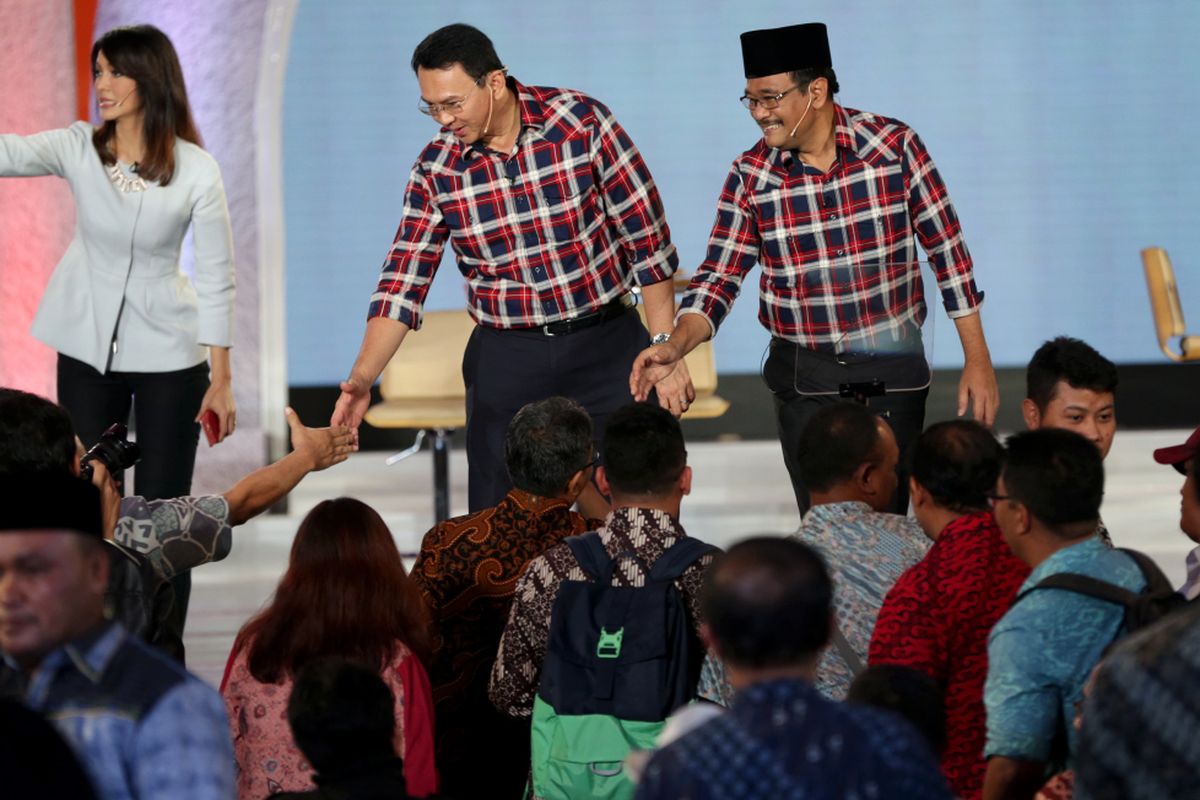 Kandidat calon gubernur dan wakil gubernur DKI Jakarta nomor urut 2, Basuki Tjahaja Purnama dan Djarot Saiful Hidayat menyapa simpatisannya usai Debat Publik Pilkada DKI Jakarta Putaran Kedua yang diselenggarakan Komisi Pemilihan Umum Daerah DKI Jakarta di Hotel Bidakara, Jakarta, Rabu (12/4/2017). Pemungutan suara Pilkada DKI Jakarta putaran kedua akan dilaksanakan 19 April 2017 mendatang. KOMPAS IMAGES/KRISTIANTO PURNOMO