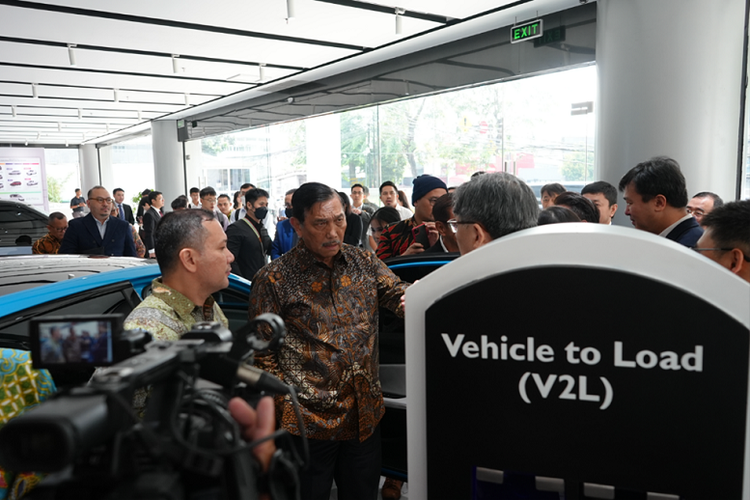 Menteri Koordinator Bidang Kemaritiman dan Investasi, Luhut Binsar Pandjaitan mencoba MG4 EV dengan fitur canggih Vehicle to Load (V2L). 