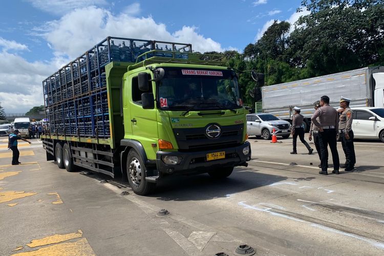 Polisi Tindak Truk-truk Parkir Sembarangan di Jalur Utama Distribusi Logistik di Denpasar Bali