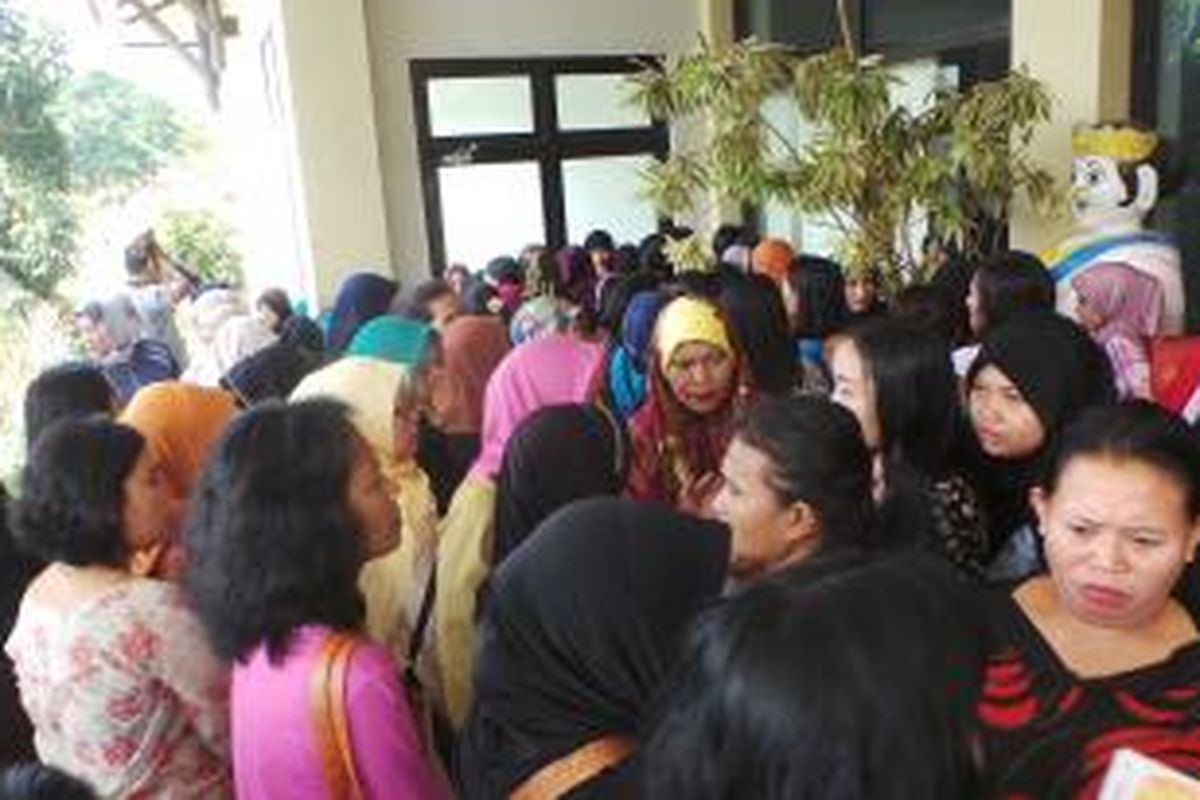 Antrian warga yang mengurus KJP di Bank DKI kantor Kecamatan Jatinegara membludak. Hal tersebut karena masalah penggunaan dana KJP untuk belanja yang berbelit-belit. Selasa (28/7/2015).
