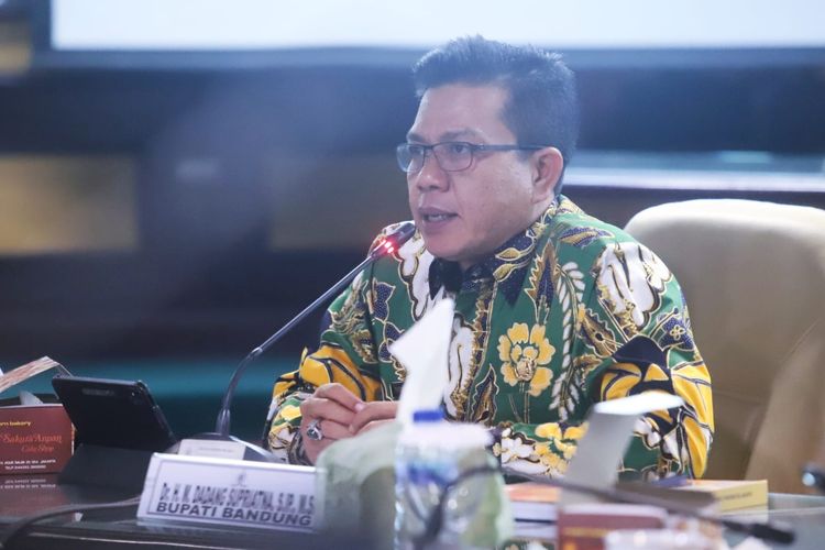 Bupati Bandung Dadang Supriatna menyambut baik langkah sebelas kepala daerah yang mengajukan uji materi ke Mahkamah Konstitusi (MK) terkait ketentuan Pasal 201 Ayat 7, 8, dan 9 Undang-Undang (UU) Pemilihan Kepala Daerah (Pilkada).  