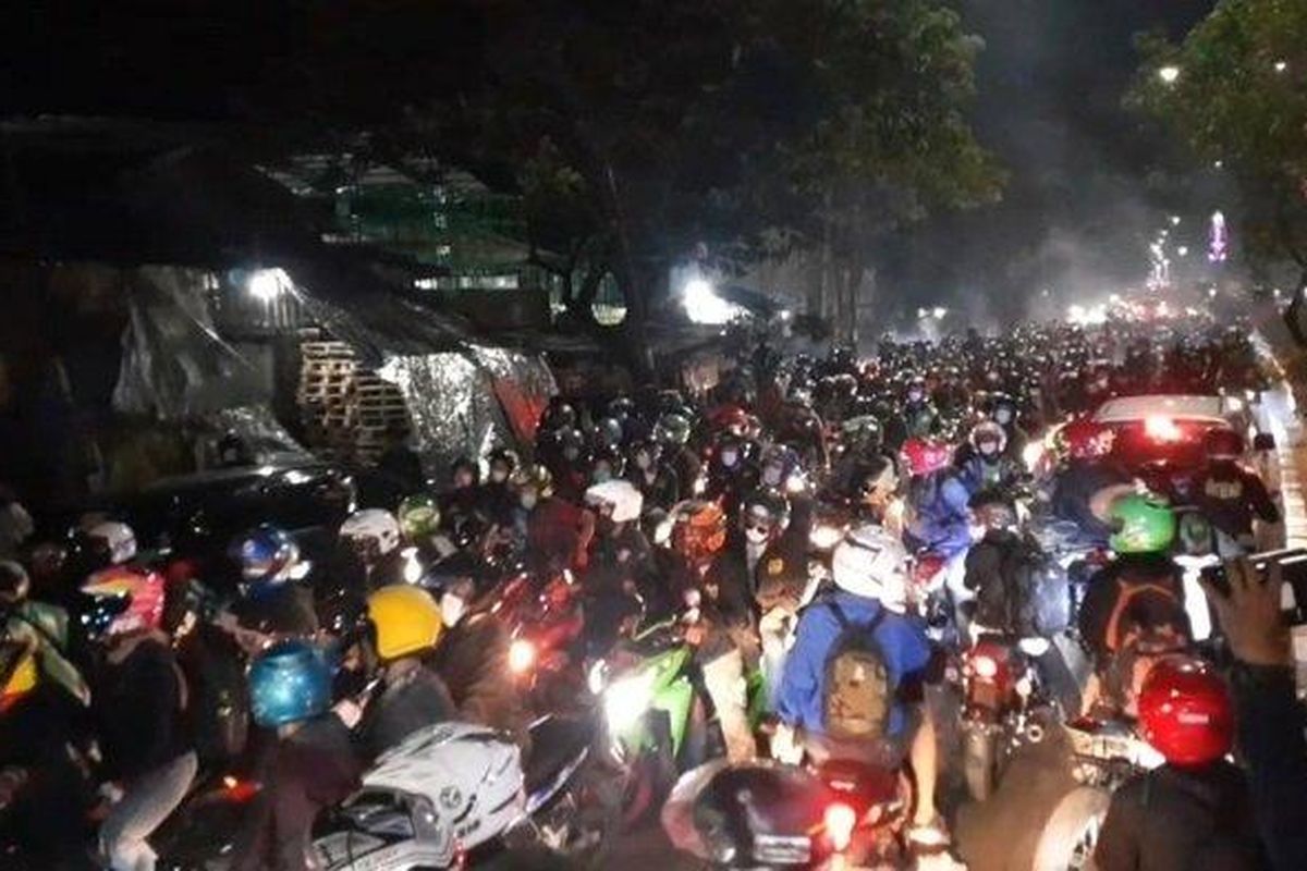 Ribuan pemudik yang mengendarai sepeda motor berhasil menjebol barikade penyekatan di Jalur Pantura Kedungwaringin, perbatasan Kabupaten Bekasi- Karawang, pada Minggu (9/05/2021) pukul 22.40 WIB