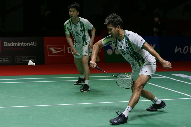 Ganda putra Indonesia, Marcus Fernaldi Gideon/Kevin Sanjaya Sukamuljo bertanding melawan ganda putra China, Liang Wei Keng/Wang Chang pada laga semifinal Indonesia Masters 2022, Sabtu (11/6/2022). Marcus/Kevin gagal melaju ke final setelah kalah dengan skor 17-21, 10-21.