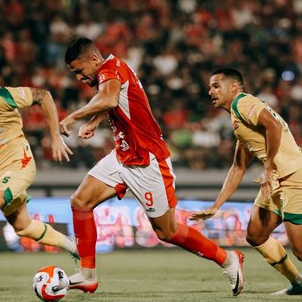 Aksi Mierza Mustafic pada pertandingan Bali United vs Persebaya Surabaya di Stadion Kapten I Wayan Dipta, Gianyar, Sabtu (7/2/2026).