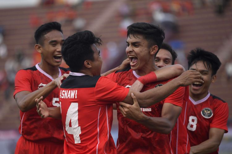 Pesepak bola Timnas Indonesia Muhammad Ridwan (tengah) bersama rekan-rekannya berselebrasi usai mencetak gol ke gawang Filipina dalam laga lanjutan Grup A Sepak Bola SEA Games 2021 Vietnam di Stadion Viet Tri, Phu Tho, Vietnam, Jumat (13/5/2022).