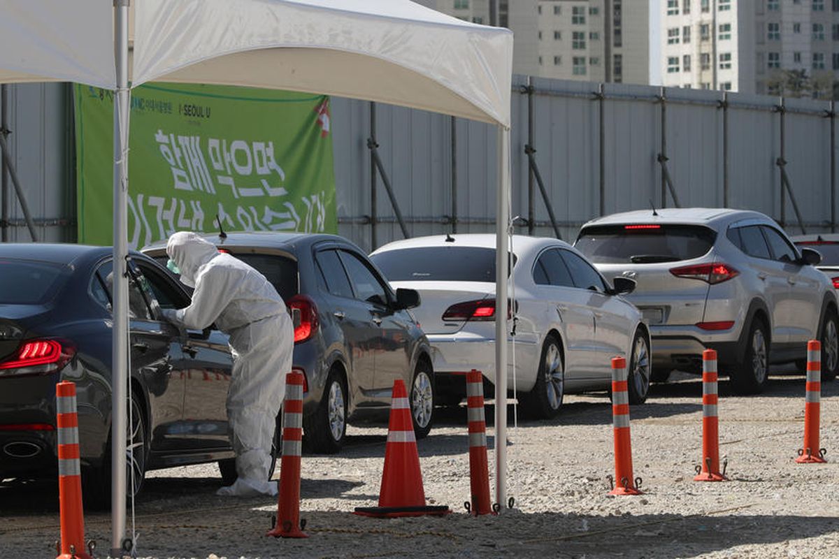 Antrean para pengendara mobil yang melakukan tes virus corona drive-thru di Seoul, Korea Selatan, Senin (16/3/2020).