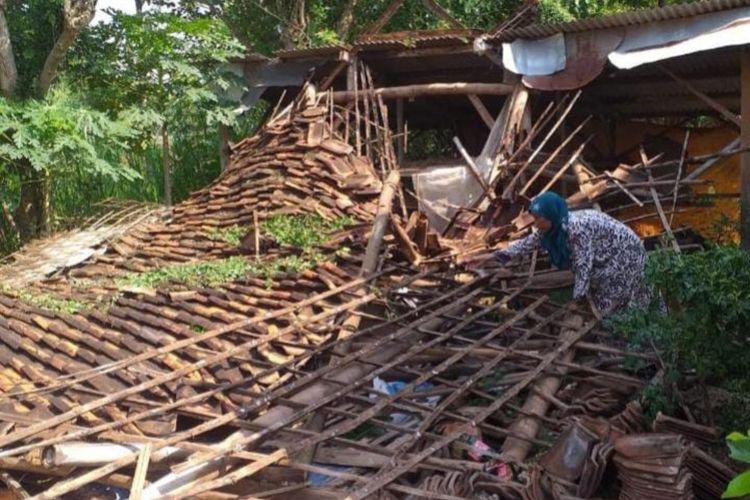 Kondisi rumah warga di Desa Bejagung, Kecamatan Semanding, Tuban yang ambruk akibat terkena getaran gempa berkekuatan magnitudo 6.5 di laut jawa jarak 130 kilometer arah timur laut Kabupaten Tuban, Jawa Timur, Jumat (22/3/2024).