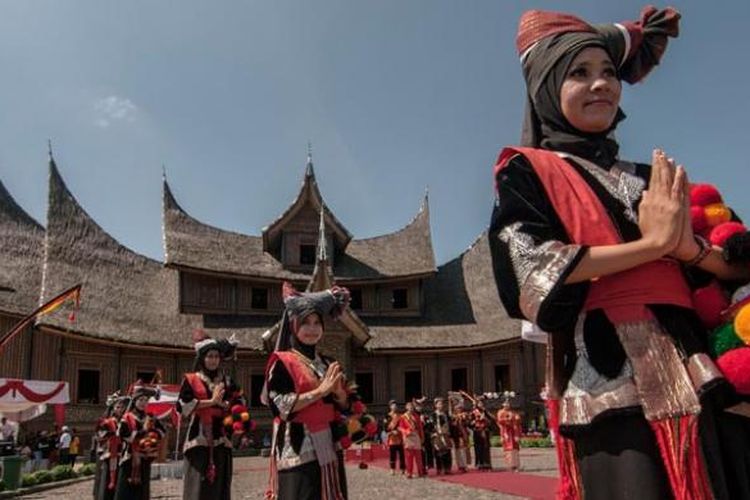 Peserta Tour de Singkarak (TdS) 2014 disambut dengan tarian khas Minang sebelum memasuki Istano Basa Pagaruyung, di Kabupaten Tanah Datar, Sumatera Barat, Senin (9/6/2014).