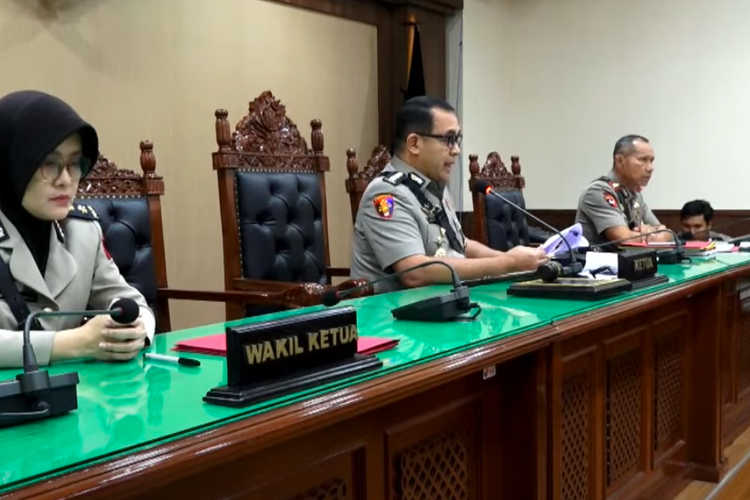 Majelis sidang Komisi Kode Etik Polri untuk Bripka Rohmat, 4 September 2025. (YouTube TV Radio Polri)