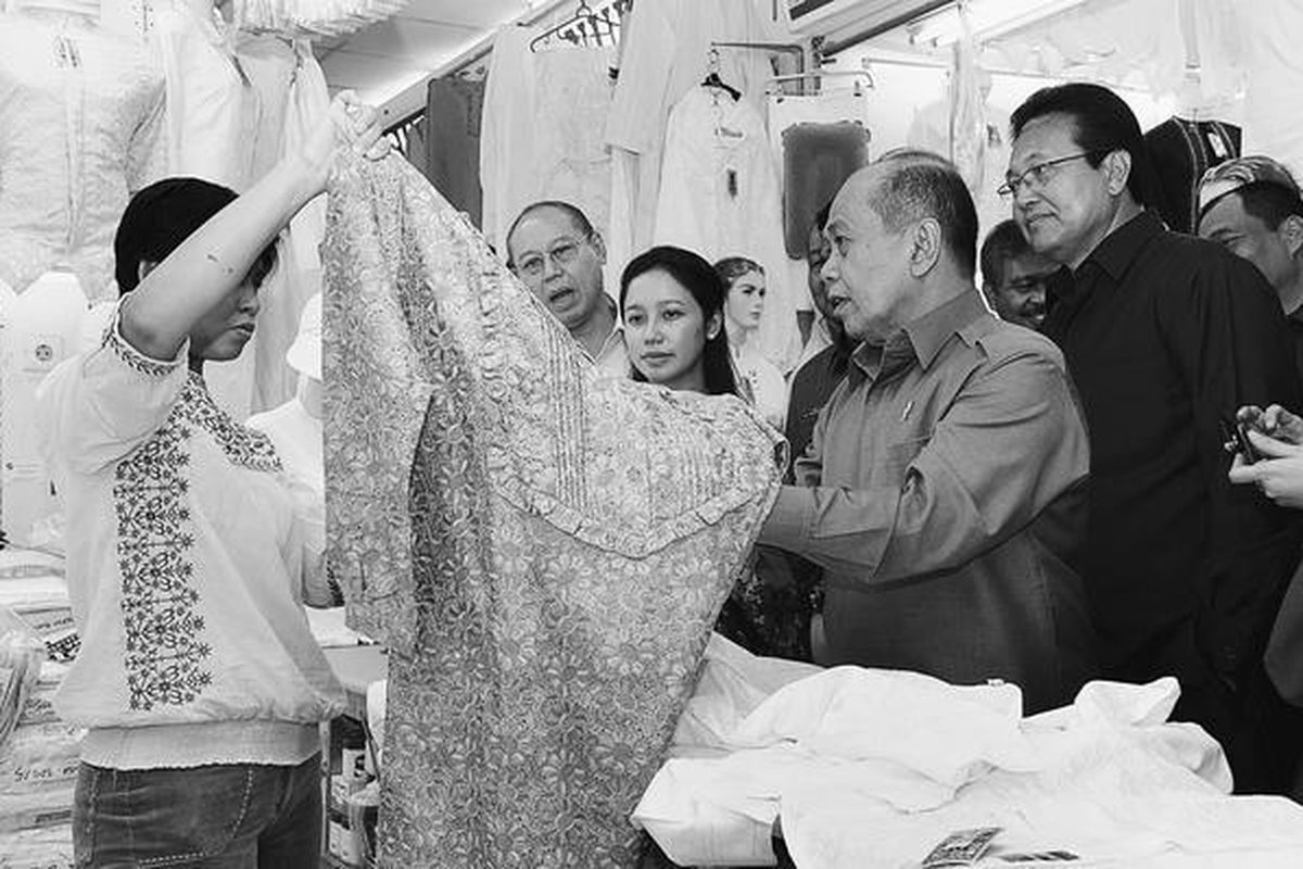 Menteri Negara Koperasi dan UKM Syarifuddin Hasan didampingi pengelola CEO PT Priamanaya Radiza Djan (tengah), pengelola Pasar Tanah Abang, melihat busana perempuan buatan China yang diperdagangkan di Pasar Tanah Abang, Jakarta, Rabu (13/1). Hampir separuh produk yang diperdagangkan di pasar ini berasal dari China. Produk lokal perlu meningkatkan kualitas jika tak ingin tergusur.