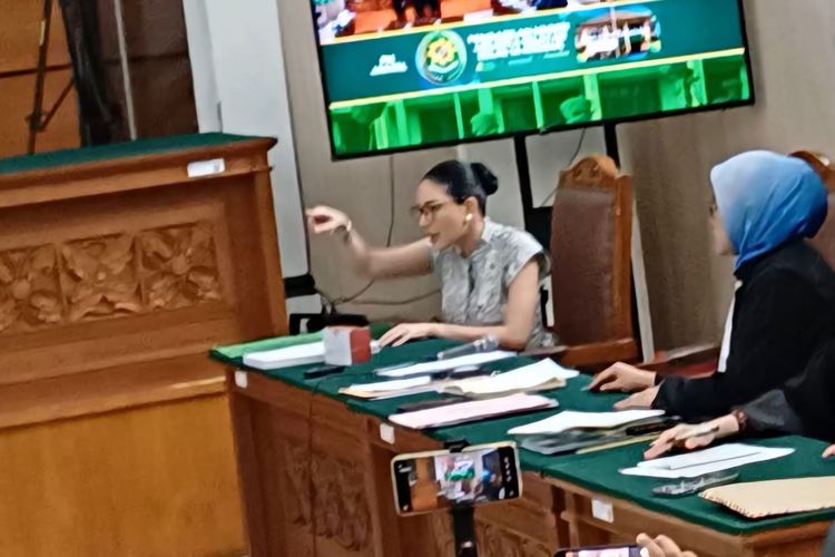 Diminta Tenang, Nikita Mirzani Murka Sambil Tunjuk-tunjuk Jaksa
