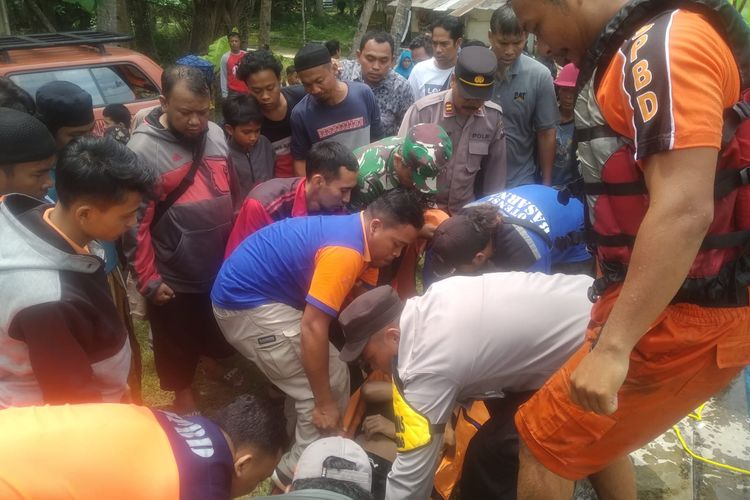 Kecelakaan sungai itu menimpa santri Asal Probolinggo Jawa Timur. Santri berinisial S (15) warga Probolinggo itu tersebut arus saat tengah mandi di Sungai Jali Purworejo. 