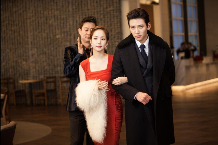 Park Min Young (kiri) dan Ji Chang Wook dalam drama Healer (2014).