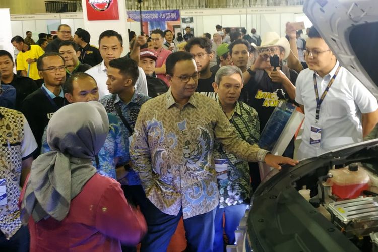 Anies Baswedan saat berkunjung di pameran kendaraan listrik Indonesia Electric Motor Show 2019