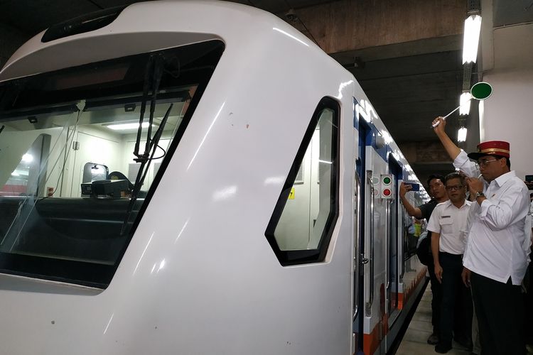 Menteri Perhubungan (Menhub) Budi Karya Sumadi melepas secara simbolis perjalanan Kereta Bandara (KA) dari Stasiun Manggarai menuju Bandara Soekarno-Hatta, Sabtu (5/10/2019).