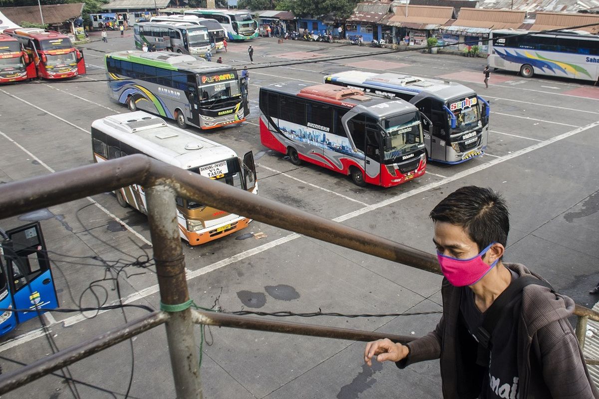 Suasana sejumlah bus berbagai jurusan yang berhenti di Terminal Cicaheum, Bandung, Jawa Barat, Selasa (21/4/2020). Pemerintah Indonesia resmi mengeluarkan kebijakan larangan mudik Lebaran 2020 bagi masyarakat di tengah masa Pandemi guna memutus mata rantai penyebaran COVID-19 yang akan berlaku ekfektif mulai Jumat 24 April 2020. ANTARA FOTO/Novrian Arbi/hp.