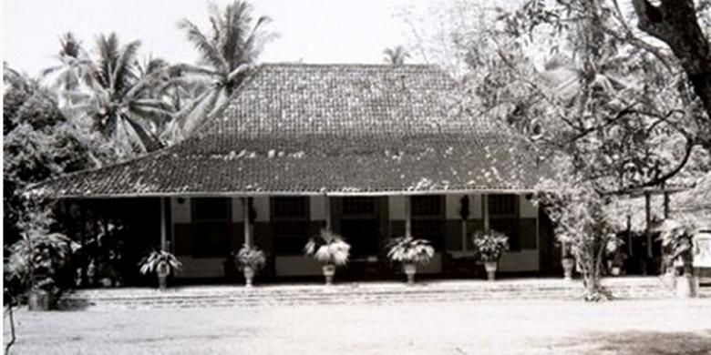 Landhuis Djipang di Palmerah pada awal abad ke-20. Arsitektur vila perdesaan di pinggiran batavia ini memadukan unsur lokal dan Eropa. 