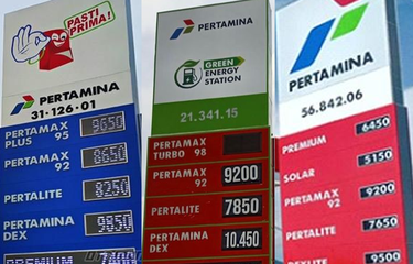 Kolase foto dari kiri ke kanan, SPBU Pasti Prima (warna biru), SPBU Green Energy Station atau GES (warna hijau), dan SPBU Pasti Pas (warna merah).