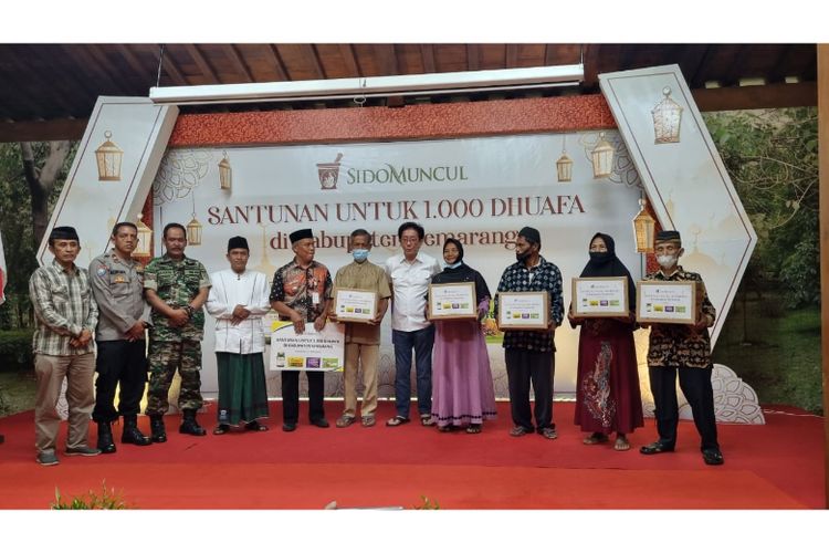 Penyerahan santunan PT Industri Jamu dan Farmasi Sido Muncul kepada 1.000 kaum duafa di Kecamatan Bergas, Kabupaten Semarang, Jawa Tengah, Jumat (14/4/2023)