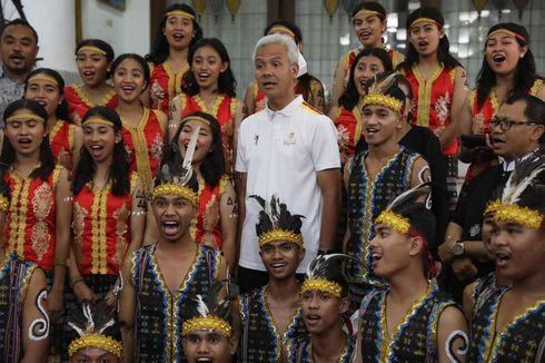 Habis Gondol Medali Emas, Paduan Suara Pelajar Ende NTT Nyanyikan Garuda Pancasila di Rumah Ganjar Pranowo