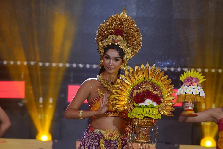 Miss Grand Indonesia Sophia Rogan mengenakan busana Bali Sundaram - The Beauty Within Holy Blessing yang dirancang Inggi Kendran. 
