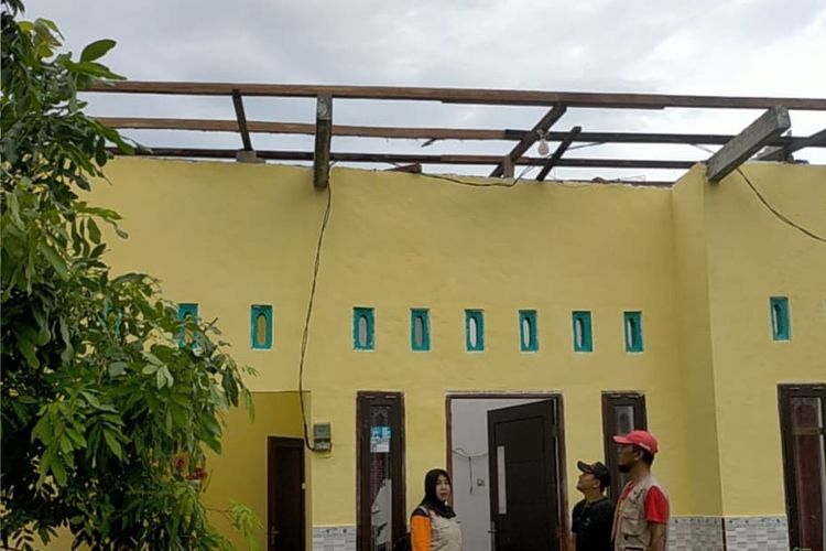 Salah satu rumah warga terdampak angin puting beliung di Desa Melirang, Kecamatan Bungah, Gresik, Jawa Timur.