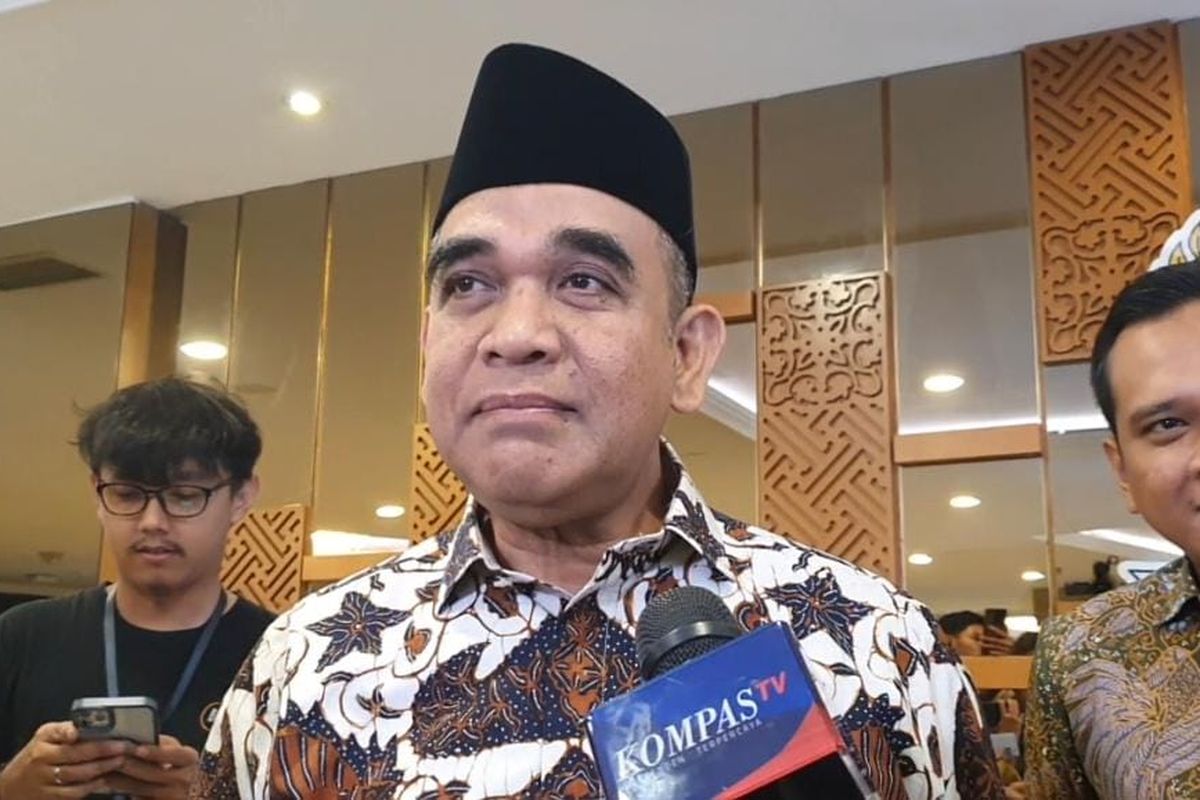 Sekretaris Jenderal (Sekjen) Partai Gerindra Ahmad Muzani menilai Menteri Keuangan (Menkeu) RI Sri Mulyani di Kompleks MPR/DPR, Jakarta, Senin (17/3/2025).