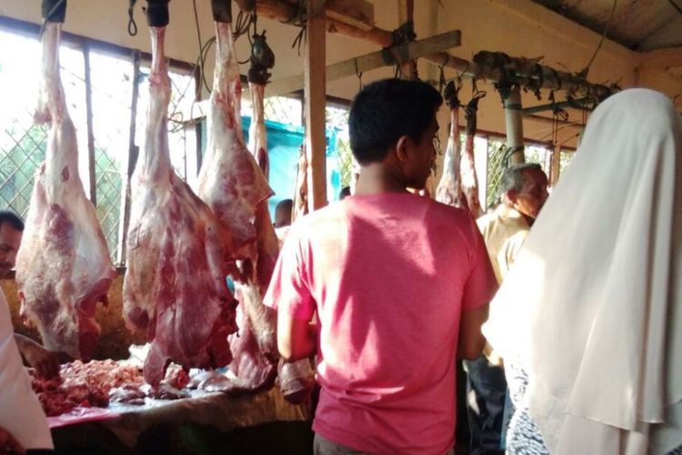 Pembeli sedang memilih daging sapi di Pasar Panton Labu, Kabupaten Aceh Utara, Selasa (15/5/2018)