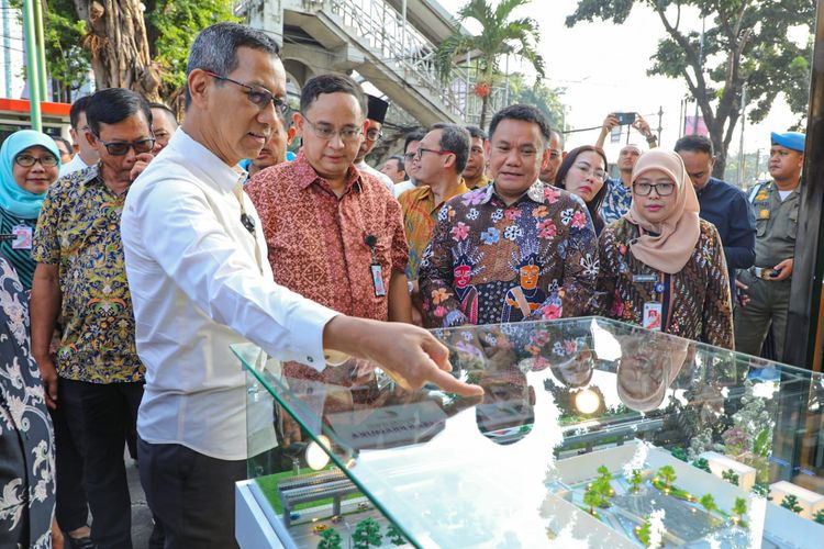 Pj Gubernur DKI Jakarta Heru Budi Hartono melaksanakan kunjungan ke Pasar Pramuka, Jumat (2/8/2024), guna memastikan kelancaran revitalisasi pasar yang terkoneksi dengan LRT Jakarta.