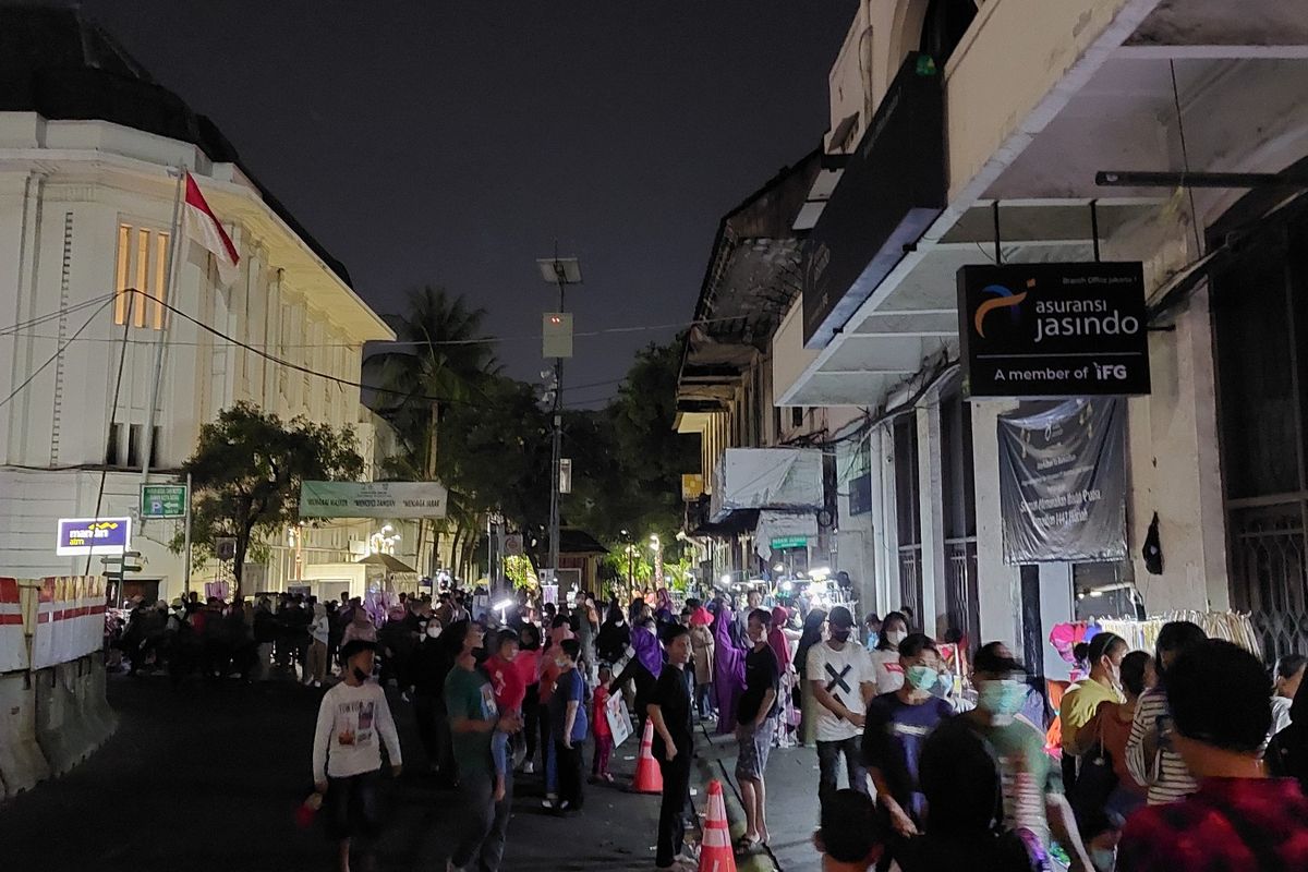 Ribuan pengunjung di Kawasan Wisata Kota Tua Jakarta, di Tamansari, Jakarta Barat, berangsur membubarkan diri menjelang penutupan kawasan Wisata Kota Tua Jalarta, pada Sabth (7/5/2022). 