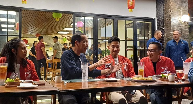 Jokowi Makan Malam Bareng Kaesang dan Kader PSI di Jalan Braga