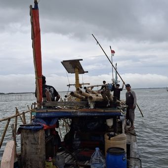 Suasana pembongkaran Pagar Laut di Desa Ketapang, Kecamatan Mauk, Kabupaten Tangerang, Banten, Rabu (21/1/2025). Pj Gubernur Banten Ucok Abdulrauf Damenta mengatakan pembongkaran pagar laut melibatkan ribuan nelayan di seluruh pesisir utara Tangerang.