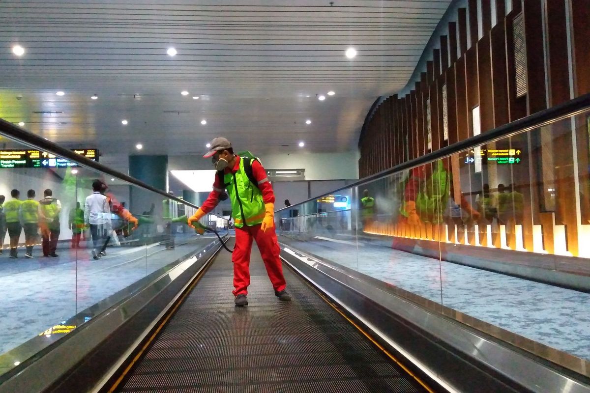 Petugas Bandara Soekarno-Hatta menyemprotkan desinfektan di area Kedatangan Internasional Terminal 3 Bandara Soekarno-Hatta, Kamis (5/3/2020)