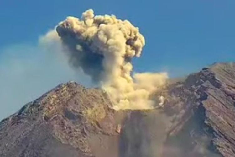 Aktivitas kawah Gunung Semeru di Lumajang masih fluktuatif, Kamis (4/8/2022)