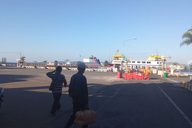 Penumpang hendak naik ke kapal penyerberangan di Pelabuhan Ketapang, Banyuwangi, Selasa (13/7/2021).