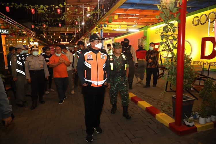 Wali Kota Madiun Maidi mengecek kesiapan restoran yang membuka usahanya ditengah pandemi Covid-19.
