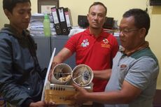Polisi Gagalkan Perdagangan 2 Ekor Kakatua Dalam Paralon dari Malang ke Bandung