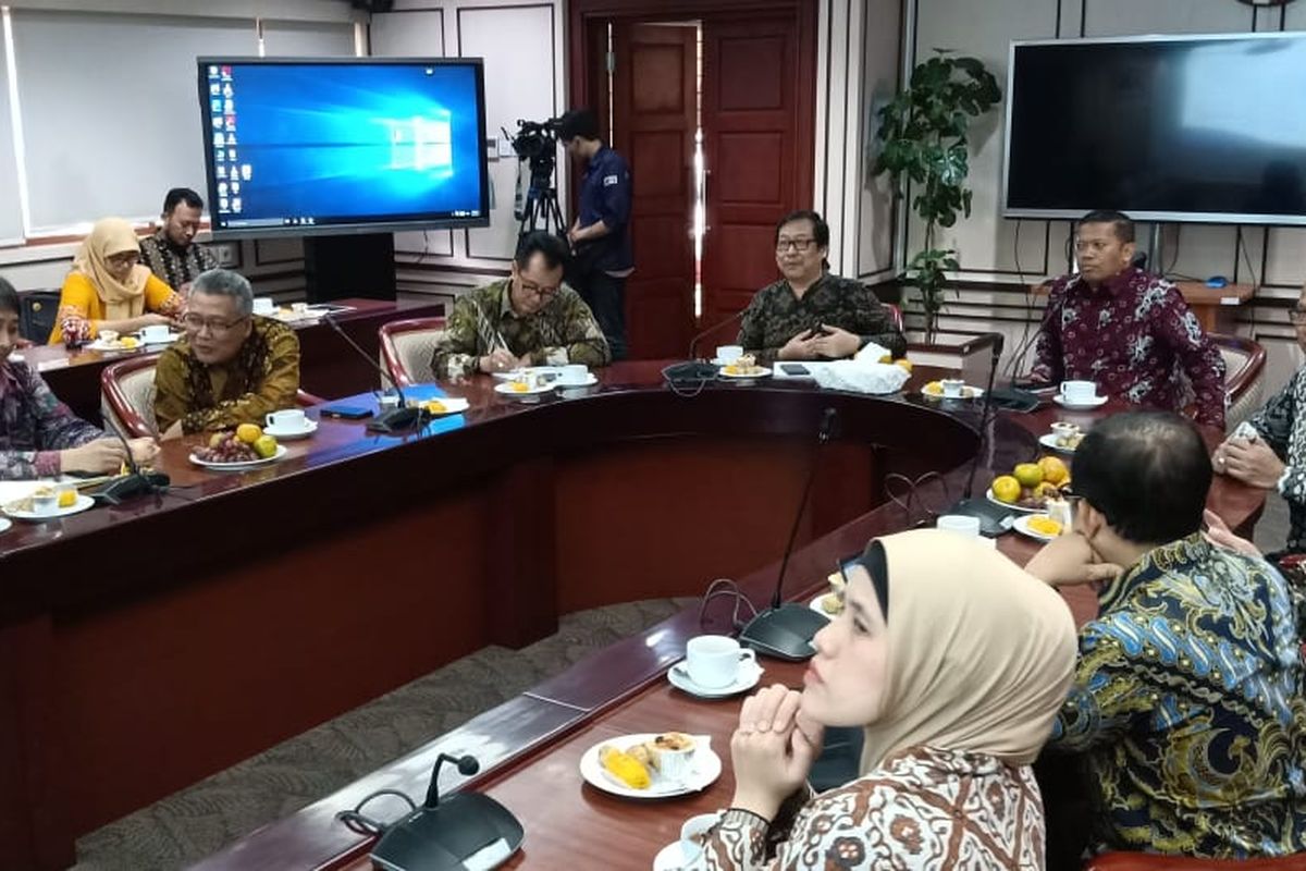 Dalam rangka meningkatkan kompetensi, kapasitas, dan kapabilitas Asosiasi Fakultas Ekonomi dan Bisnis PTN se-Indonesia (AFEBI) melakukan kunjungan ke Universitas Terbuka (UT) di Operation Room UT, Tangeran Selatan (7/2/2020).