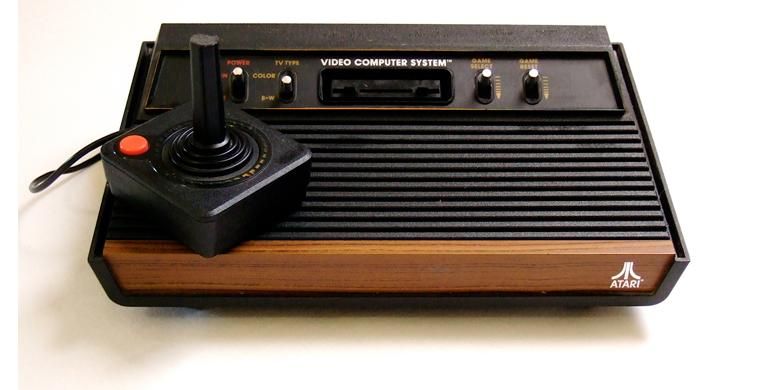 Konsol game Atari 2600 dengan desain aksen kayu