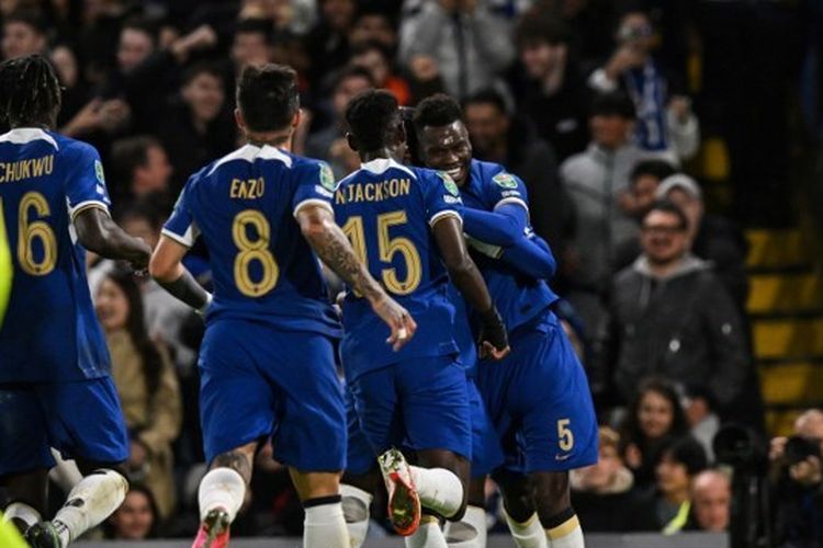 Bek Chelsea, Benoit Badiashile, berselebrasi bersama rekan setimya setelah mencetak gol dalam Piala Liga Inggris yang mempertemukan Chelsea vs Blackburn Rovers di Stadion Stamford Bridge pada 1 November 2023. (Foto oleh Glyn KIRK / AFP).