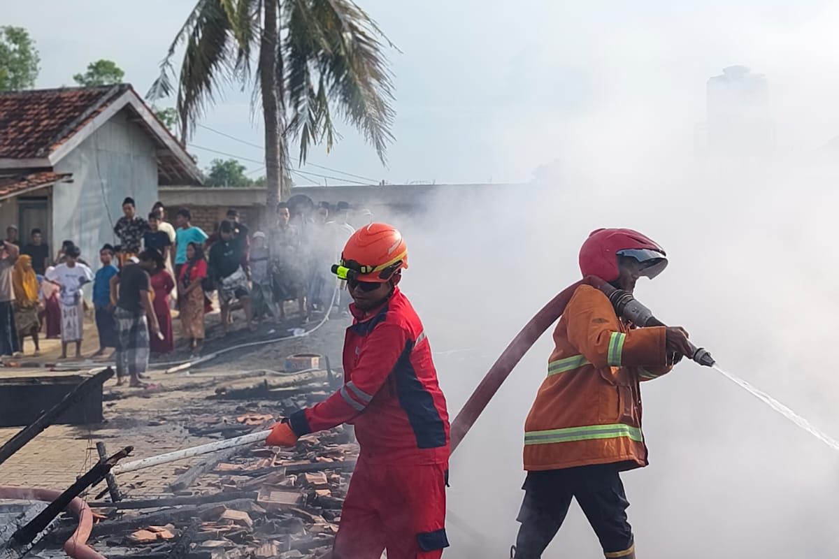 Tim damkar Pamekasan melakukan pemadaman api di Pesantren Miftahul Ulum Desa Banyupelle, Kecamatan Palengaan Kabupaten Pamekasan, Rabu (10/12/2025)