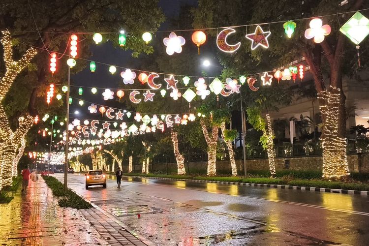 Lapangan Banteng Jadi Lautan Cahaya, Hiasan Ketupat dan Bintang Bersinar di Tiap Sudut