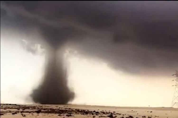 Tangkap layar video tornado Qatar yang melanda Kota Industri Ras Laffan, sekitar 80 kilometer sebelah utara ibu kota Doha, pada Rabu (7/12/2022).
