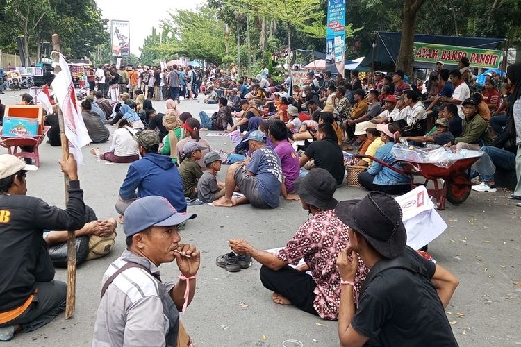 Warga TNTN Demo Lagi Tolak Relokasi, Pasang Tenda di Samping Kantor Gubernur Riau
