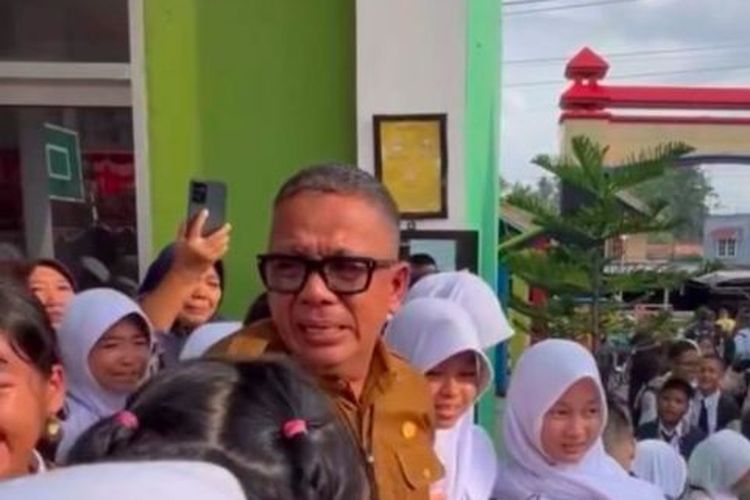 Kepala Sekolah Prabumulih Dicopot, Video Tangis Siswa Viral, Apa Sebabnya?