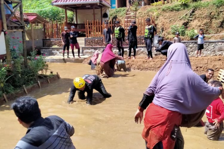 Aktivitas menangkap ikan bersama di kolam yang jadi salahsatu jualan bagi wisatawan di Desa Wisata Sindangkasih