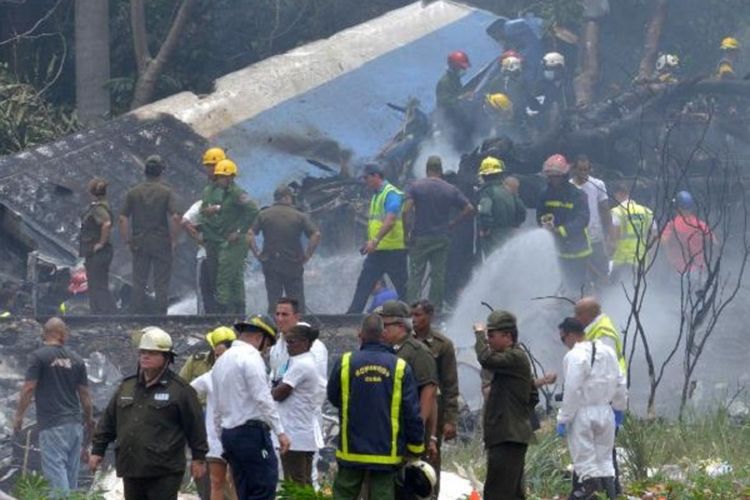 Petugas penyelamat berada di lokasi kecelakaan pesawat Boeing 737-200 maskapai milik Pemerintah Kuba, Cubana de Aviacion, yang jatuh sesaat setelah lepas landas pada Jumat (18/5/2018).