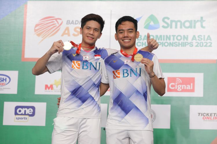 Ganda putra Indonesia Pramudya Kusumawardana/Yeremia Erich Yoche Yacob Rambitan berhasil menjuarai Badminton Asia Championship atau Kejuaraan Bulu Tangkis Asia 2022 usai mengalahkan Aaron Chia/Soh Wooi Yik pada final Badminton Asia Championship 2022, Minggu (1/5/2022).