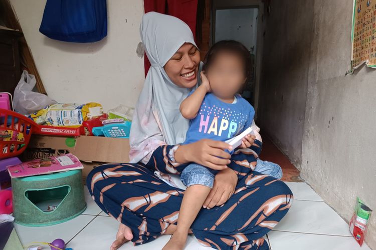 Miftah (27) dan anaknya, K (4), yang dinyatakan mengidap stunting ketika ditemui di RT 09/RW 07 Jalan Haji Abdullah, Kelurahan Pondok Kelapa, Kecamatan Duren Sawit, Jakarta Timur, Selasa (11/4/2023).