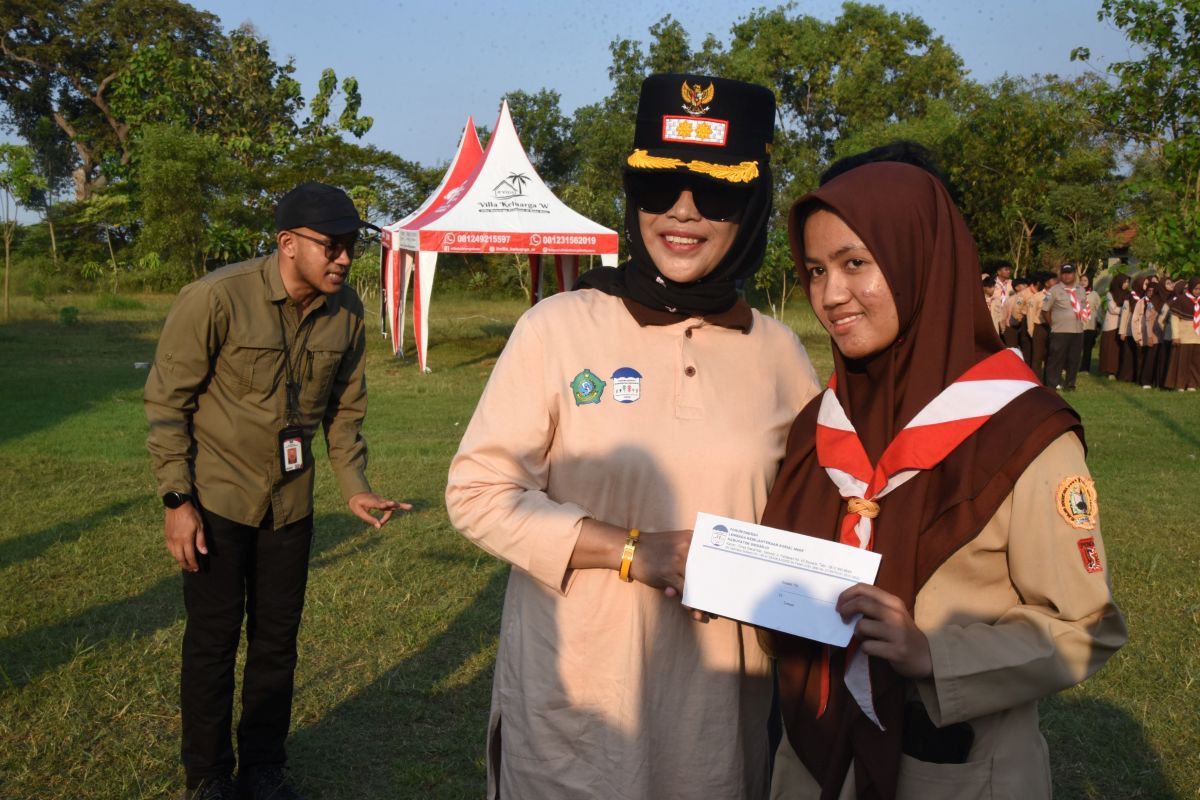 Wakil Bupati Sidoarjo Mimik Idayana bersama peserta 1.000 Yatim Camp. 